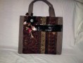 Cartera cuadrada Marròn con Negro. Bs.F 600